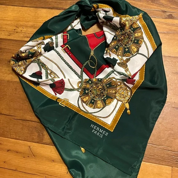 Larga bandana with print 100% sets-silk in color green red white and gold
